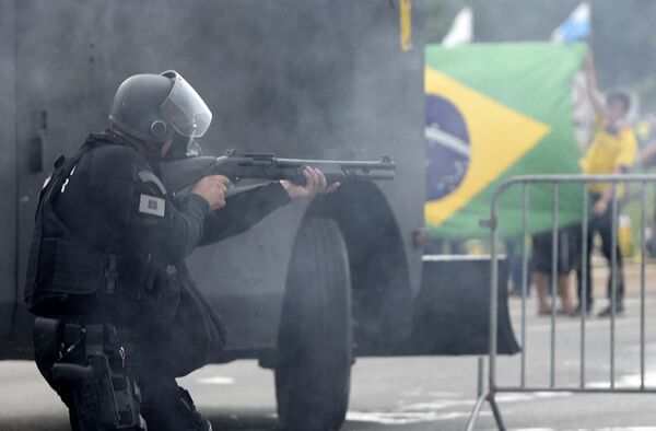 درگیری نیروهای امنیتی با معترضان در برازیلیا. - اسپوتنیک ایران  