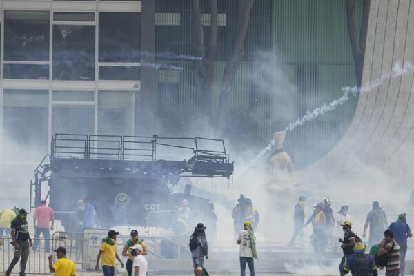 درگیری معترضان، حامیان ژائیر بولسونارو، رئیس جمهور سابق برزیل با پلیس امنیتی در برازیلیا. - اسپوتنیک ایران  
