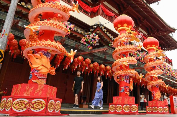آویزان کردن فانوس ها در یک معبد چینی هنگام تهیه مقدمات برگزاری جشن سال نو قمری در سنگاپور. - اسپوتنیک ایران  
