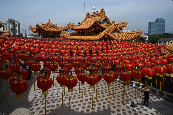 فانوس های قرمز تزئینات سال نو چینی در معبد Thean Hou در کوآلالامپور. - اسپوتنیک ایران  