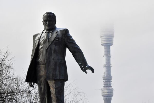 بنای یادبود مهندس طراح سرگئی کورولف و برج تلویزیونی &quot;آستانکینو&quot; در یک روز یخبندان.6 ژانویه 2023 - اسپوتنیک ایران  