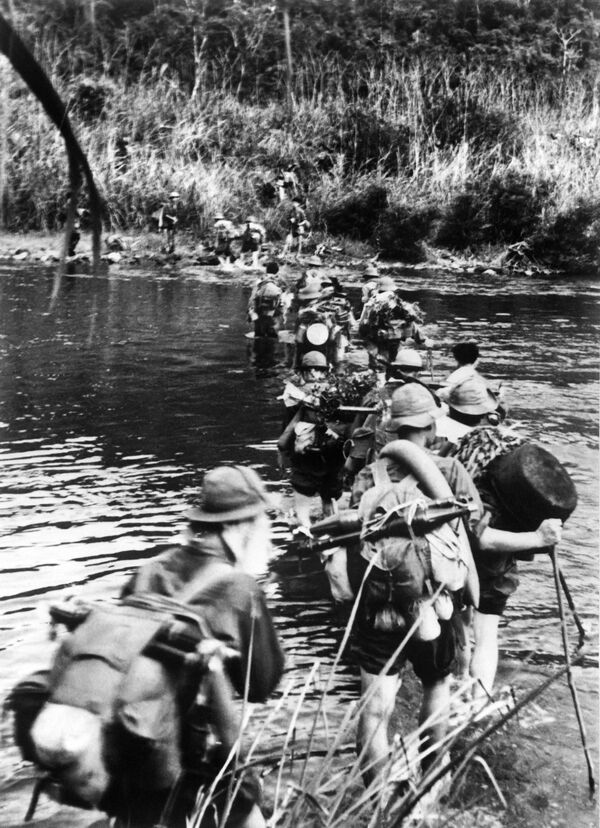 سربازان ویتنام جنوبی در سپتامبر 1968 در حین تمرین در ویتنام شمالی از رودخانه عبور می کنند - اسپوتنیک ایران  