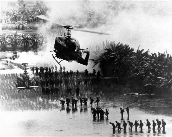 هلیکوپترهای آمریکایی از گردان های پیاده نظام  در  جنگ ویتنام محافظت می کنند. - اسپوتنیک ایران  