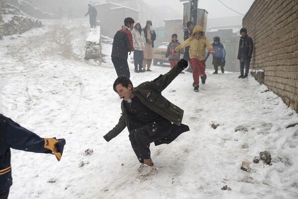 نوجوانان افغان در حال بازی در خیابان های کابل پس از برف زمستانی8 ژانویه 2023 - اسپوتنیک ایران  