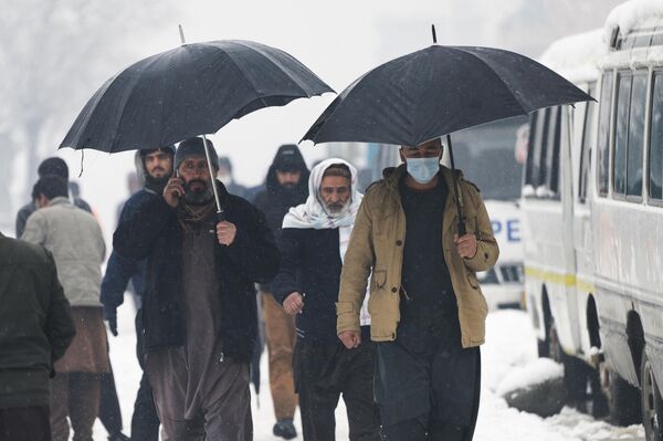 ساکنان کابل در هنگام بارش برف درپایتخت افغانستان11 ژانویه 2023 - اسپوتنیک ایران  