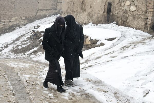 دختران افغان هنگام بارش برف در کابل 8 ژانویه 2023 - اسپوتنیک ایران  