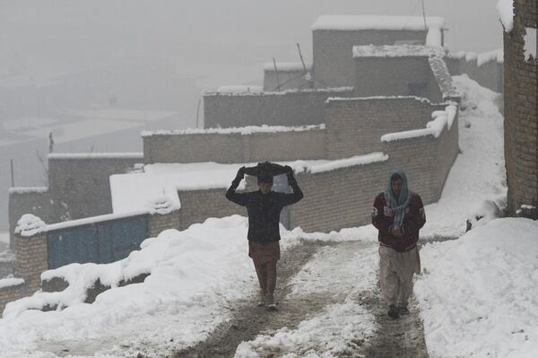 ساکنان کابل در هنگام بارش برف در کوچه های این شهر11 ژانویه 2023 - اسپوتنیک ایران  