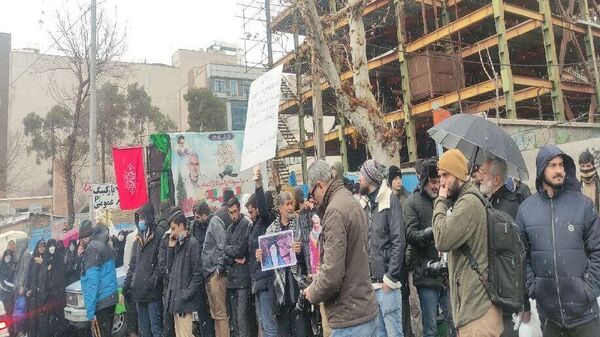 تجمع مردم و دانشجویان در مقابل سفارت فرانسه در تهران  - اسپوتنیک ایران  