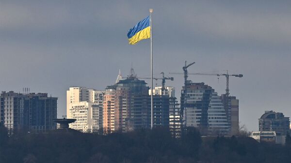 Украинский флаг на фоне Киева, Украина - اسپوتنیک ایران  