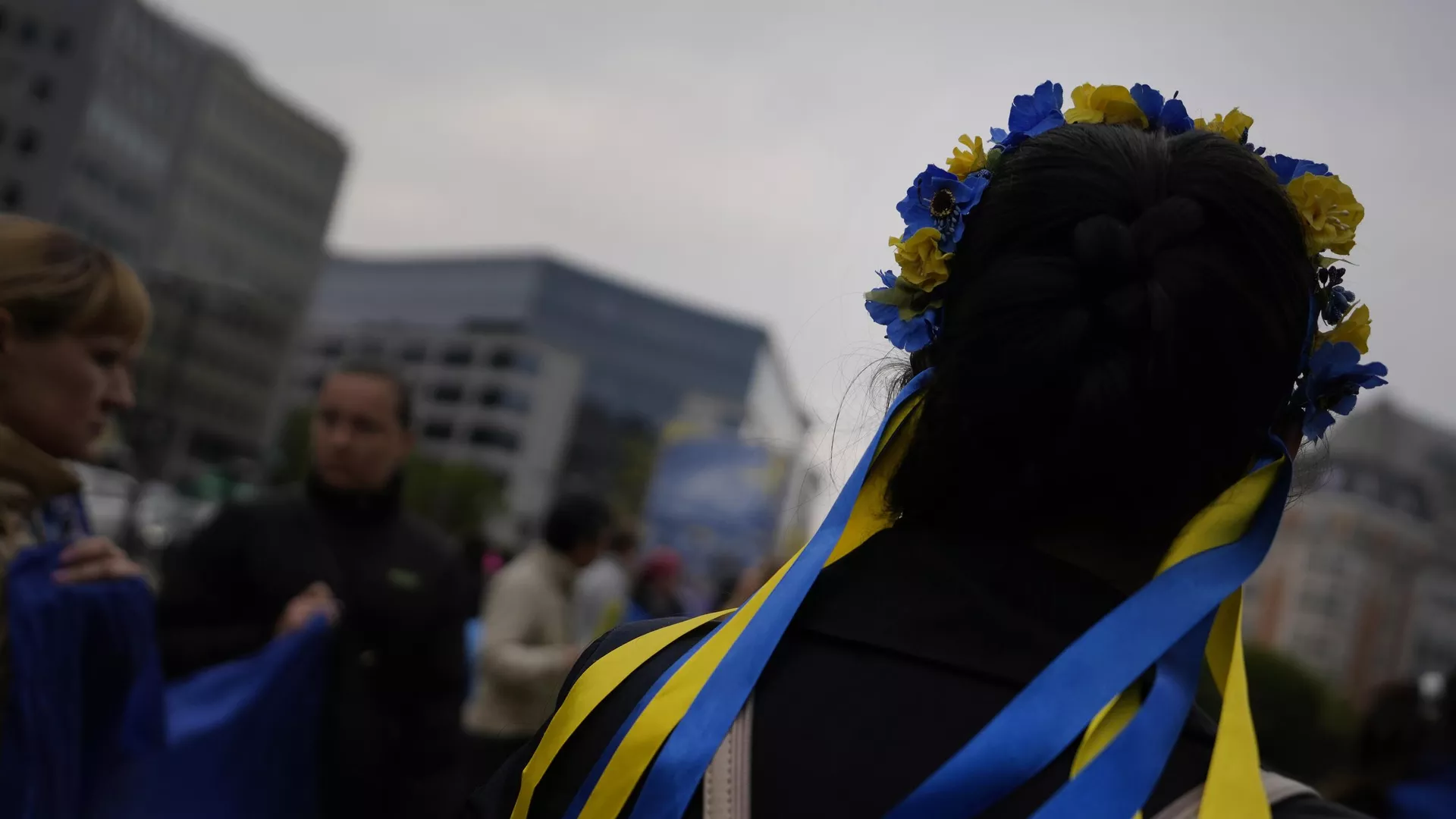 Девушка с ободке в лентами в цвет флага Украины в Брюсселе . Архивное фото - اسپوتنیک ایران  , 1920, 10.03.2023