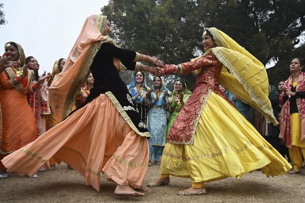 دانش‌آموزان کالج  &quot;شاهزادا نند &quot; در  جشنواره &quot;لوهری&quot;  در آمریتسار، رقص محلی  گیدها را اجرا می‌کنند. - اسپوتنیک ایران  