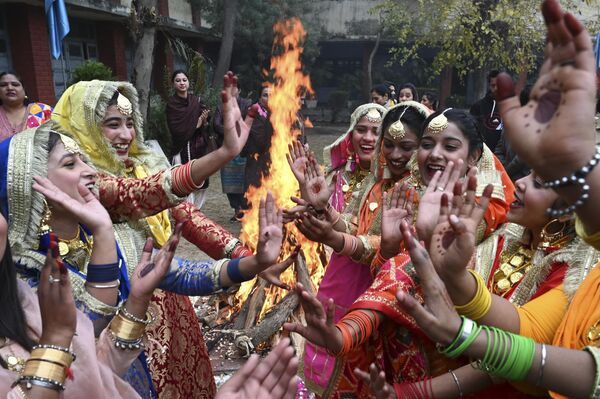 دانش‌آموزان کالج  &quot;شاهزادا نند &quot; در  جشنواره &quot;لوهری&quot;  در آمریتسار، رقص محلی  گیدها را دور آتش اجرا می‌کنند. - اسپوتنیک ایران  