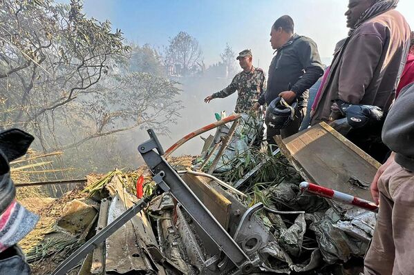 امدادگران نپالی در محل حادثه در حال جستجوی اجساد سرنشینان و زخمی های احتمالی15 ژانویه 2023 - اسپوتنیک ایران  