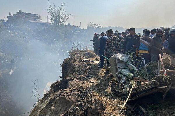 امدادگران نپالی و مردم محلی در محل حادثه سقوط هواپیمای نپالی با 72 سرنشین15 ژانویه 2023 - اسپوتنیک ایران  