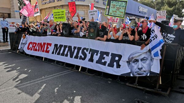 Противники премьер-министра Израиля Биньямина Нетаньяху у окружного суда в Иерусалиме - اسپوتنیک ایران  