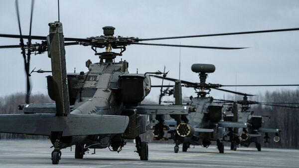 Американские вертолеты 20 AH-64D Apache на воздушной бащзе в Латвии - اسپوتنیک ایران  