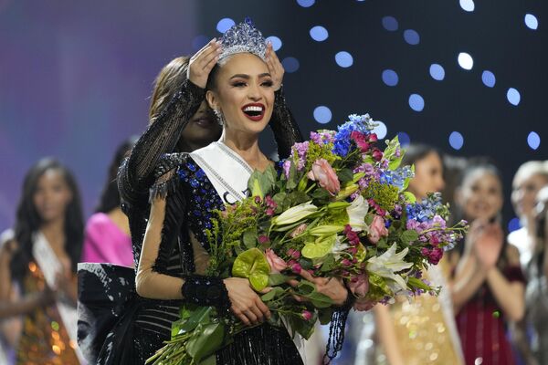 واکنش ملکه زیبایی ایالات متحده آمریکا R&#x27;Bonney Gabriel در حالی که در آخرین دور هفتاد و یکمین مسابقه ملکه زیبایی جهان  Miss Universe در نیواورلئان تاج گذاری کرد، شنبه، 14 ژانویه 2023.  - اسپوتنیک ایران  