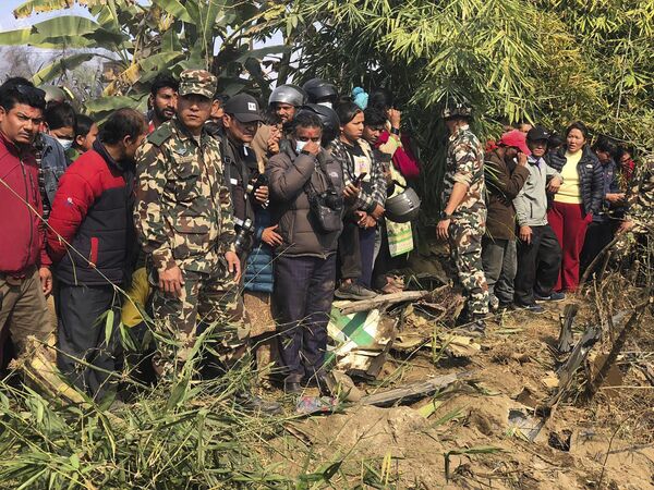امدادگران نپالی و مردم محلی در محل حادثه سقوط هواپیمای نپالی با 72 سرنشین15 ژانویه 2023 - اسپوتنیک ایران  