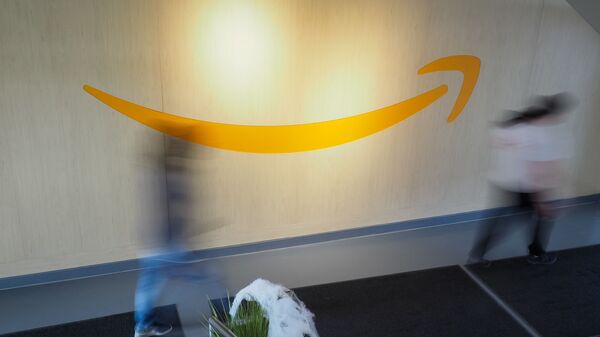 Логотип компании Amazon в распределительном центре во Франции - اسپوتنیک ایران  