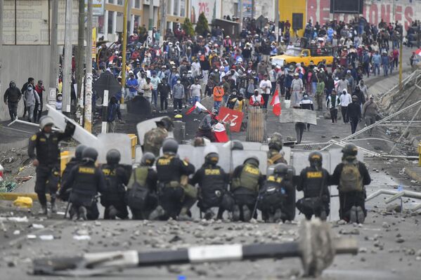  درگیری تظاهرکنندگان با پلیس ضدشورش در پل آکاشوآیکو در آرکیپا، پرو  - اسپوتنیک ایران  