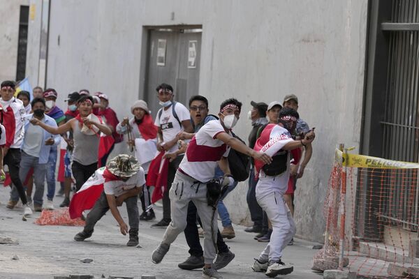 معترضان ضد دولتی که از سراسر کشور برای راهپیمایی علیه رئیس جمهور پرو، دینا بولوارته به پایتخت سفر کرده بودند، با پلیس در لیما، پرو، روز پنجشنبه، 19 ژانویه 2023 درگیر شدند. - اسپوتنیک ایران  