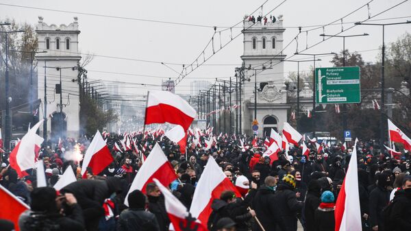 Участники традиционного марша в Варшаве, организованного организациями националистов, по случаю Дня независимости Польши - اسپوتنیک ایران  
