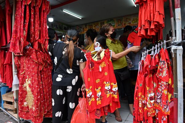   مردم در جاکارتا لباس سال نو خریداری می کنند. - اسپوتنیک ایران  