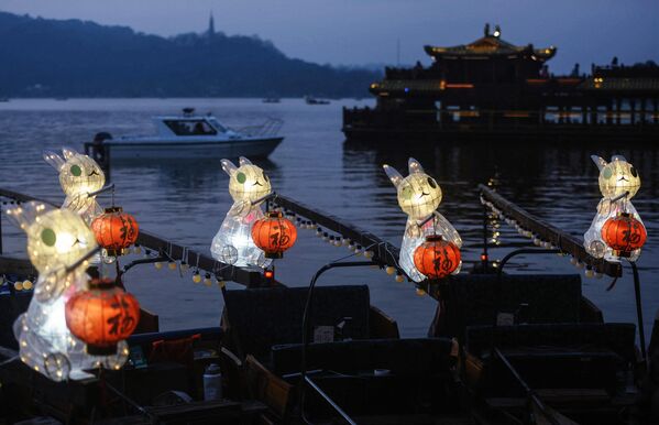   چراغ های به شکل خرگوش بر روی قایق ها در دریاچه غربی در هان چوی در استان شرقی چه زیان چین. - اسپوتنیک ایران  