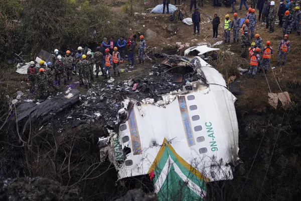 Спасатели на месте крушения самолета Yeti Airlines в Непале Спасатели на месте крушения самолета Yeti Airlines в Непале
