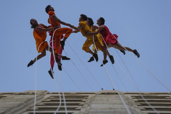 رقصندگان شرکت آمریکایی Bandaloop نمایش خود با عنوان &quot;Bird Sky&quot; را در جشنواره بین المللی &quot;Teatro a Mil&quot; در سانتیاگو در تاریخ 13 ژانویه 2023 اجرا می کنند.(عکس از JAVIER TORRES / AFP) - اسپوتنیک ایران  