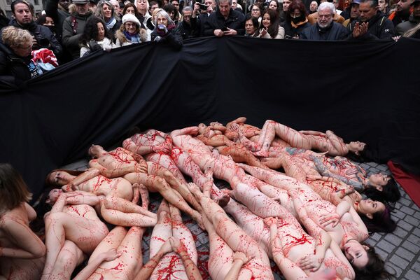 گروهی از فعالان که در مادرید برهنه شده اند خواهان بسته شدن کشتارگاه های حیوانات که از آنها برای بهره برداری از پوست و پشم حیوانات استفاده می شود، شدند. 15 ژانویه 2023 - اسپوتنیک ایران  