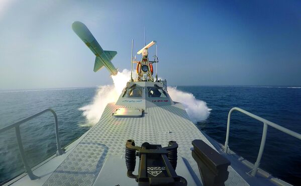 در این عکس که توسط سپاه پاسداران ایران در روز سه‌ شنبه ۲۶ دی ۱۳۹۲ منتشر شد، موشکی از یک قایق در حین تمرین دریایی در خلیج فارس  پرتاب میشود. (سپاه پاسداران انقلاب اسلامی via AP) - اسپوتنیک ایران  