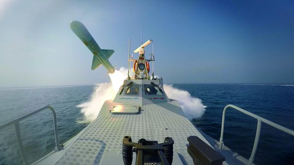 Запуск ракеты с судна во время военно-морских учений Ирана в Персидском заливе - اسپوتنیک ایران  