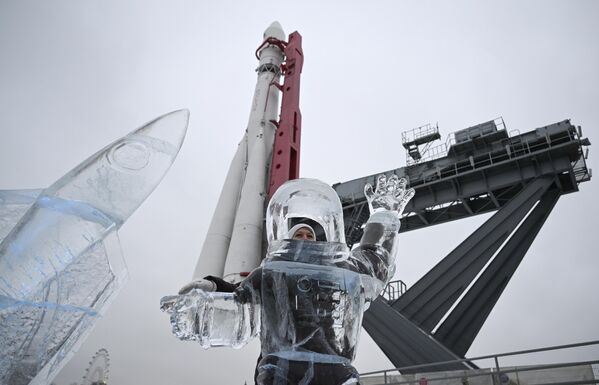 زنی در نمایشگاه مجسمه های یخی در«و د ان خا» مسکو در حال عکس انداختن می باشد. - اسپوتنیک ایران  
