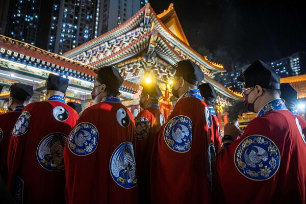 روحانیان تائوئیست برای استقبال از سال نو قمری خرگوش در اواخر 21 ژانویه 2023 در هنگ کنگ در معبد وونگ تای سین حضور می‌یابند، در حالی که مردم به معابد هجوم می‌آورند تا برای موفقیت و خوشبختی برای سال جدید دعا کنند. - اسپوتنیک ایران  