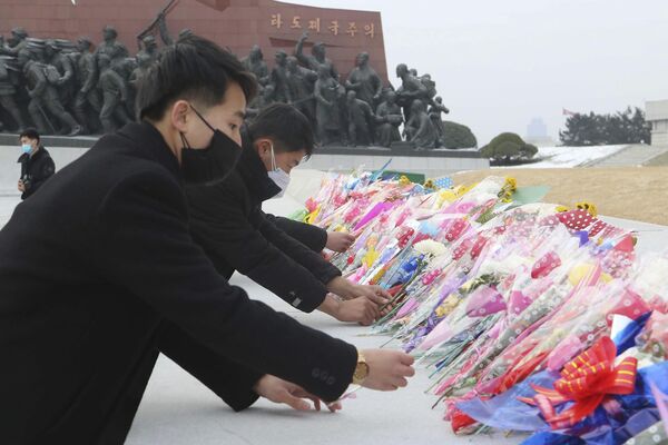 مردم کره شمالی یکشنبه، 22 ژانویه 2023 به مناسبت سال نو قمری، از مجسمه های رهبران فقید کیم ایل سونگ و کیم جونگ ایل در تپه مانسو در پیونگ یانگ، کره شمالی بازدید و به آنها احترام می گذارند. - اسپوتنیک ایران  