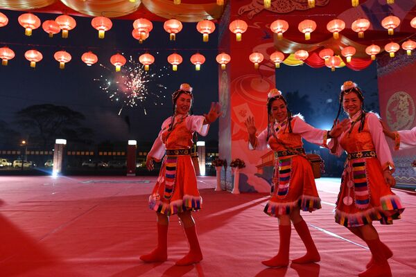 هنرمندان چینی در مراسمی در آستانه سال نو قمری در یانگون در 21 ژانویه 2023 شرکت می کنند. (عکس از خبرگزاری فرانسه) - اسپوتنیک ایران  