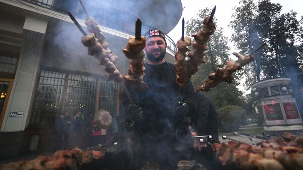 Приготовление шашлыка в ресторанном дворике на фестивале грузинской культуры Тбилисоба в саду Эрмитаж в Москве - اسپوتنیک ایران  