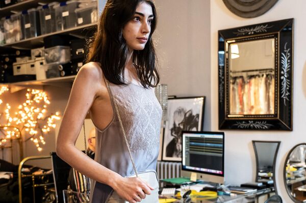 مدل، لباس طراحی شده در استودیوی جولین فورنی را نشان می دهد. - اسپوتنیک ایران  