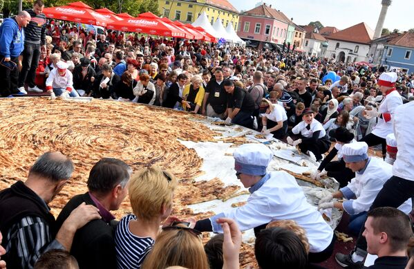 سرآشپزهای بوسنیایی و کارآموزانشان، در 14 اکتبر 2017، بزرگترین کیک گوشت چرخ کرده جهان، معروف به &quot;بورک&quot; را در میدان مرکزی توزلا برش زدند.وزن این کیک 650 کیلوگرم بود و 6.5 متر قطر  - اسپوتنیک ایران  