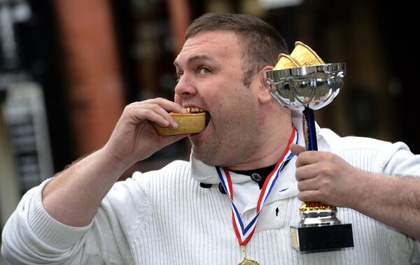 مارتین کلر پس از برنده شدن در مسابقات قهرمانی خوردن کیک در ویگان، شمال غربی انگلستان 12 دسامبر 2012 - اسپوتنیک ایران  