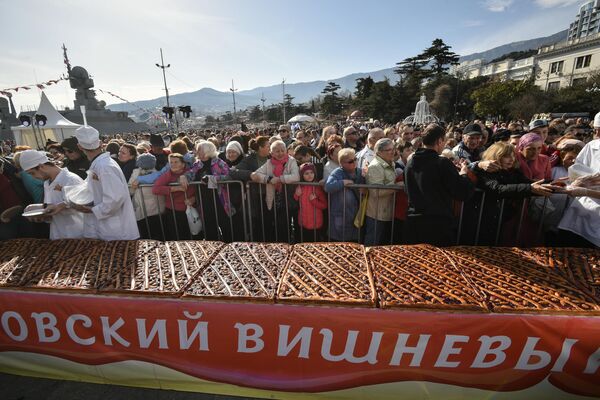 پذیرایی از مهمانان با کیک گیلاس چخوف به طول 20 متر در پایان جشنواره &quot;یالتا - شهر 8 مارس&quot; در یالتا. - اسپوتنیک ایران  