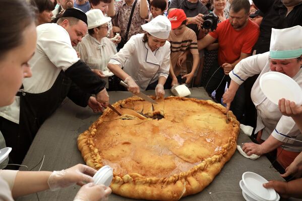 سرآشپزها در حال بریدن یک کیک 6 کیلوگرمی که به مناسبت جام جهانی فوتبال 2018 در کازان پخته شده بود. - اسپوتنیک ایران  