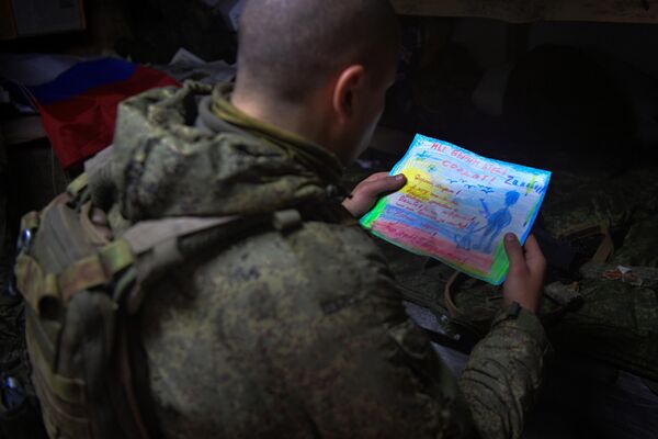 یکی از سربازان تیپ قطب شمال نامه ای را می خواند که بچه ها به جبهه در بخش جنوبی عملیات ویژه نظامی فرستاده بودند. - اسپوتنیک ایران  