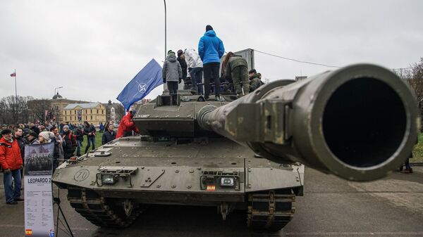 Жители у танка Leopard 2 во время парада в Риге в День независимости Латвии - اسپوتنیک ایران  
