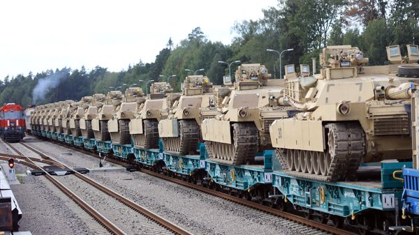 Танки Abrams армии США 2-й бригады 69-го полка 2-го батальона на железнодорожной станции в Литве - اسپوتنیک ایران  