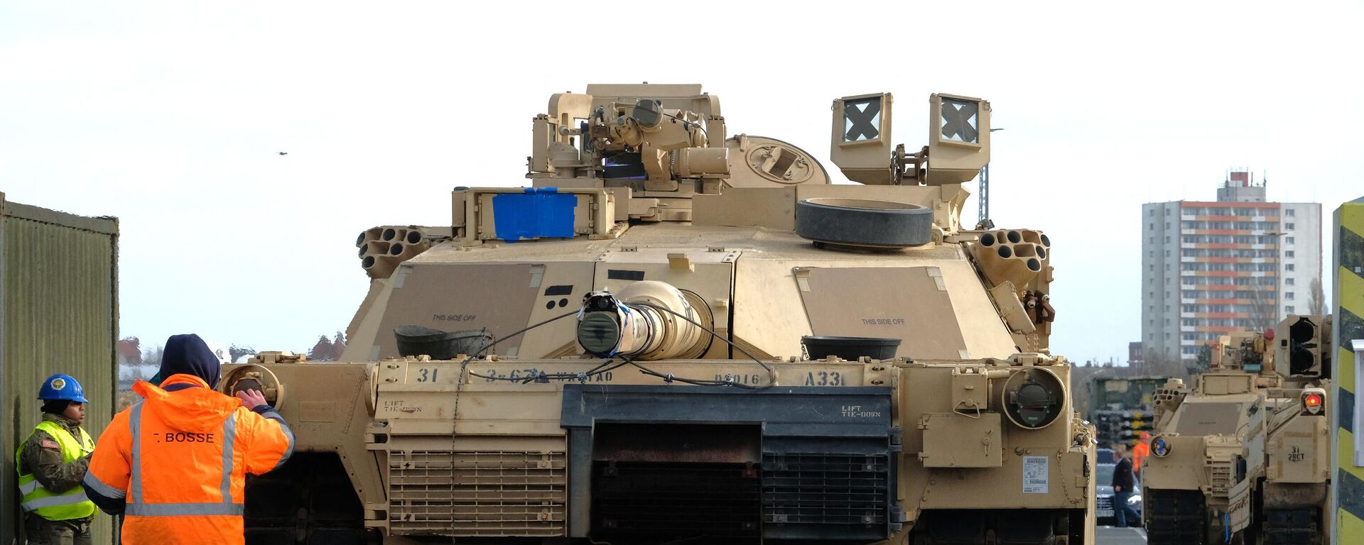 Военнослужащие разгружают боевые танки M1 Abrams в Германии - اسپوتنیک ایران  , 1920, 26.01.2023