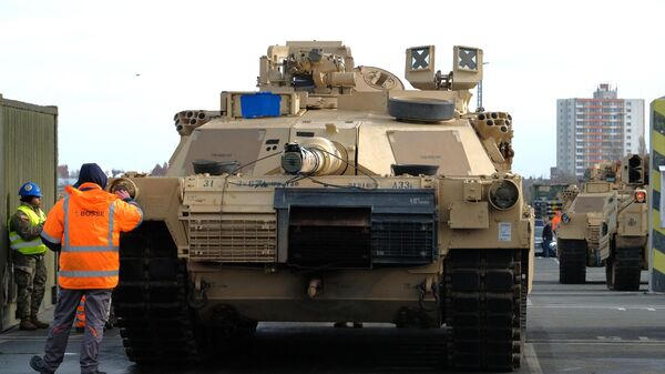 Военнослужащие разгружают боевые танки M1 Abrams в Германии - اسپوتنیک ایران  