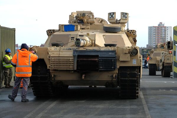  در این عکس که در 21 فوریه 2020 گرفته شده است، پرسنل نظامی تانک های رزمی M1 Abrams تیم رزمی تیپ 2، لشکر 3 پیاده نظام را در حالی که تجهیزات نظامی ارسالی  ایالات متحده به بندر برمرهاون آلمان برای شرکت در تمرینات نظامی بین المللی Defender 2020 را تخلیه می کنند، نشان می دهد. - جو بایدن، رئیس جمهور ایالات متحده، در 25 ژانویه 2023، در مورد حمایت ایالات متحده از اوکراین، در میان انتظارات مبنی بر اینکه ایالات متحده تحویل تانک های آبرامزبه اوکراین  را اعلام خواهد کرد، در مورد حمایت آمریکا از اوکراین سخنرانی خواهند نمود. کاخ سفید جزییاتی از اظهارات برنامه ریزی شده برای ساعت 12:00 (17:00 به وقت گرینویچ) ارائه نکرد، به جز اینکه بایدن اظهاراتی درباره ادامه حمایت از اوکراین ارائه خواهد کرد.(عکس از Patrik Stollarz / AFP) - اسپوتنیک ایران  