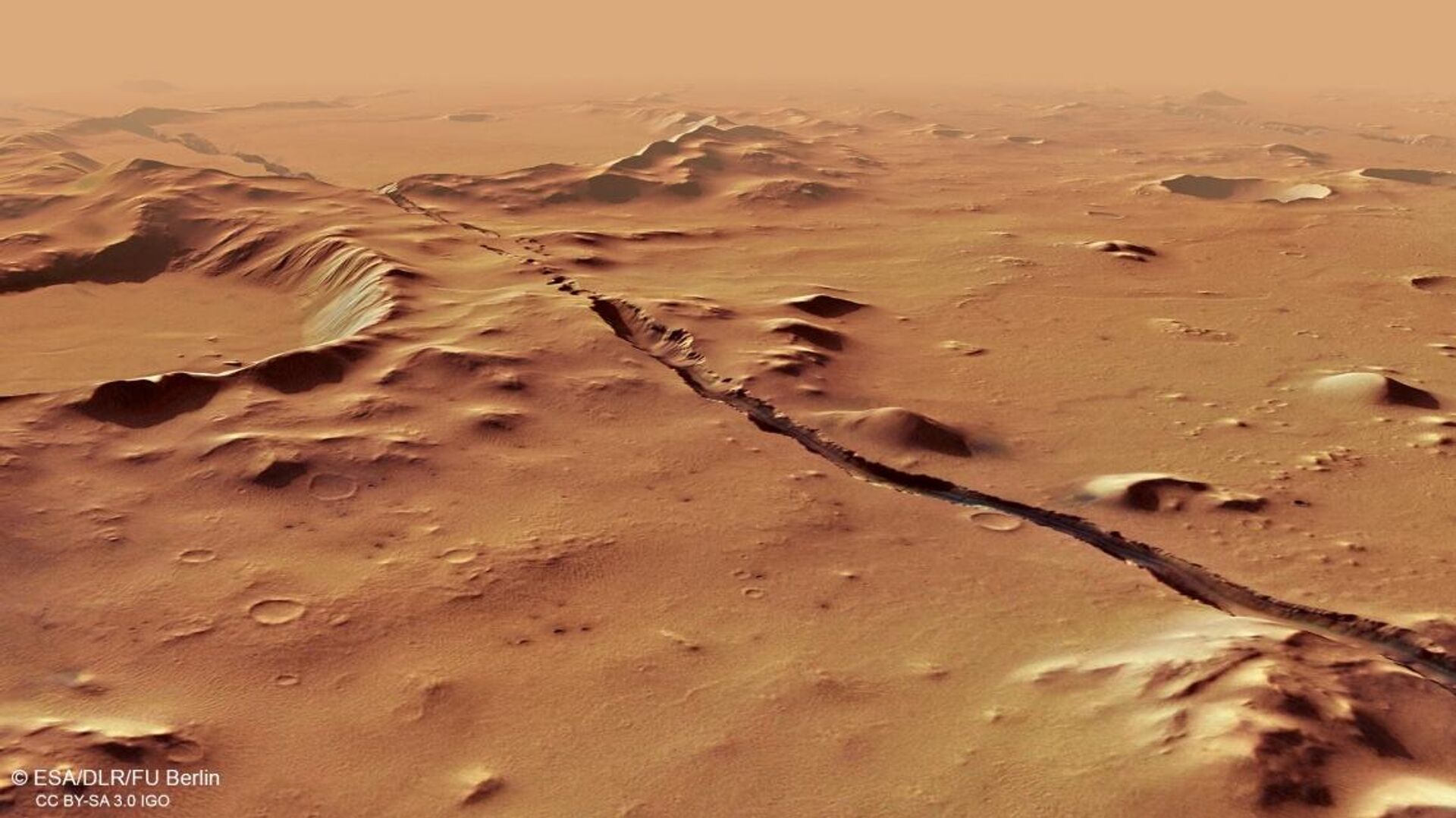 Вид под углом к ​​одному из разломов, образующих систему Cerberus Fossae на Марсе - اسپوتنیک ایران  , 1920, 27.01.2023